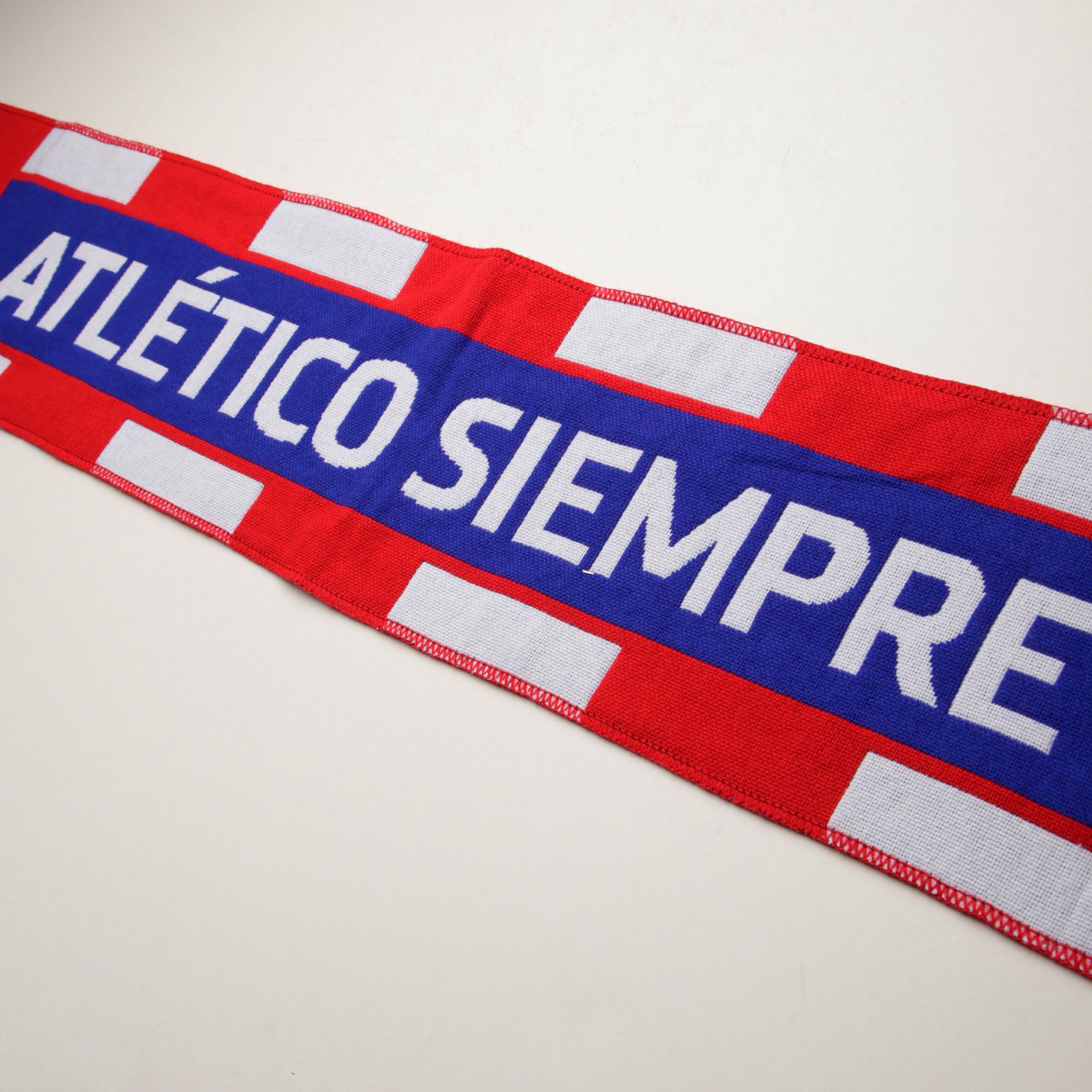 Bufanda Oficial Atlético de Madrid Nunca Dejes de Creer Rojo Blanco - Fútbol Factory