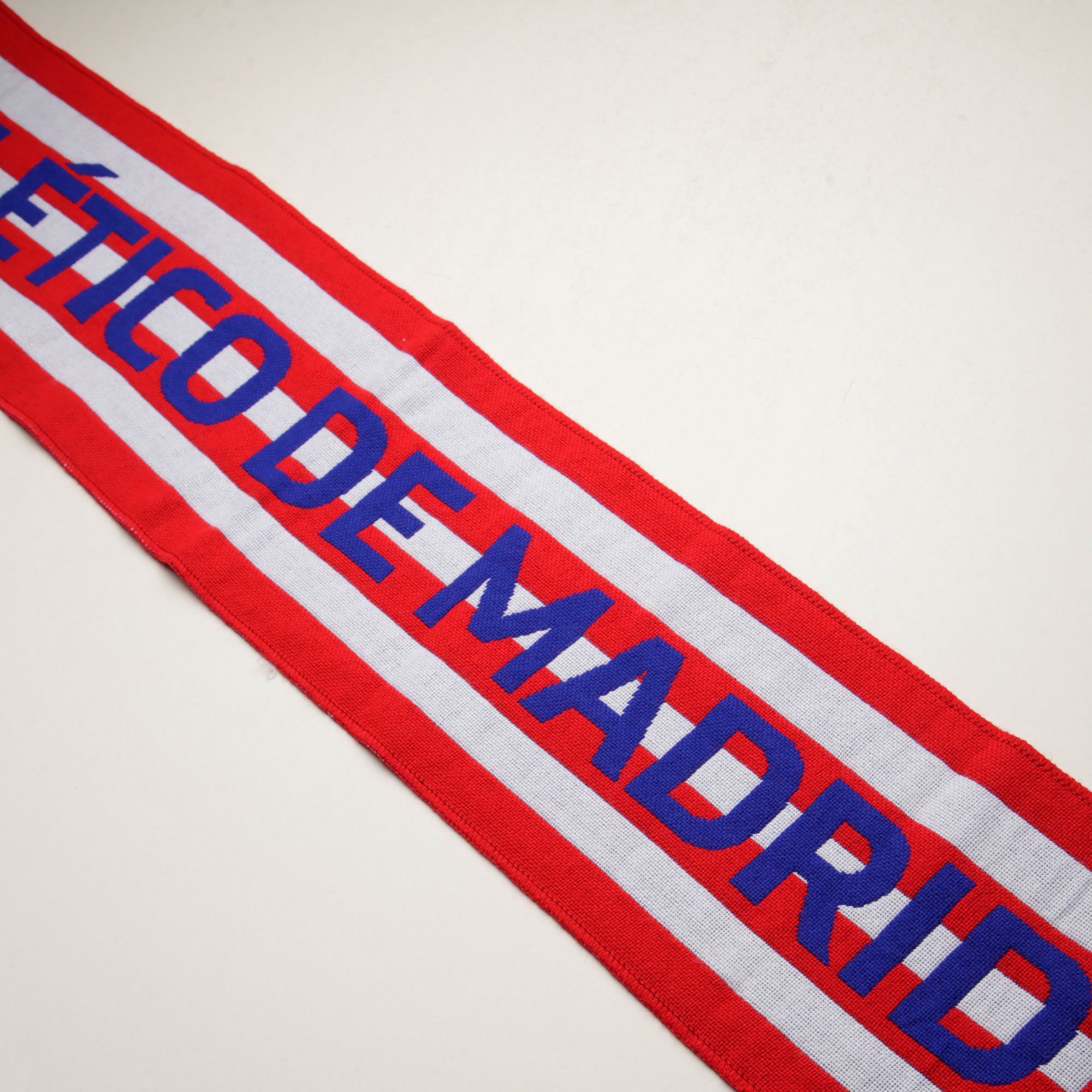 Bufanda Oficial Atlético de Madrid Nunca Dejes de Creer Rojo Blanco - Fútbol Factory