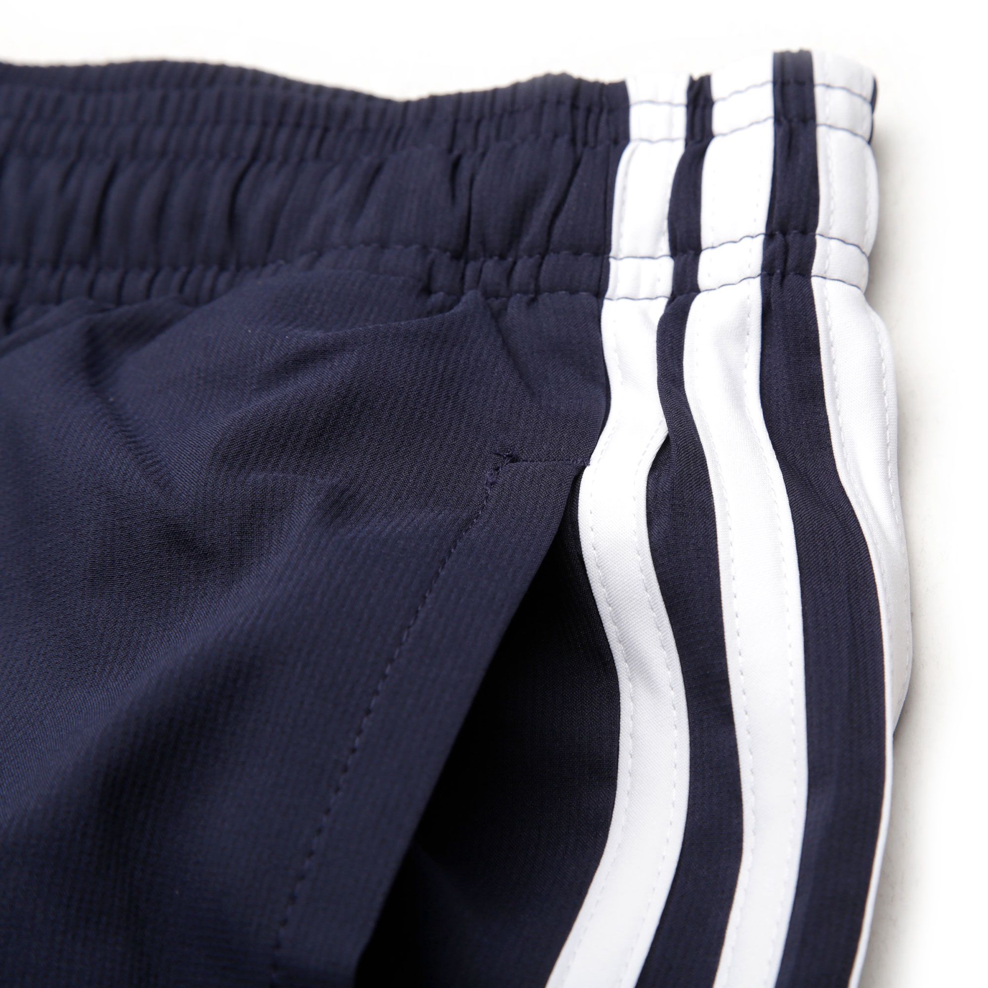 Pantalón Corto de Training Essentials Tres Bandas Chelsea MArino - Fútbol Factory