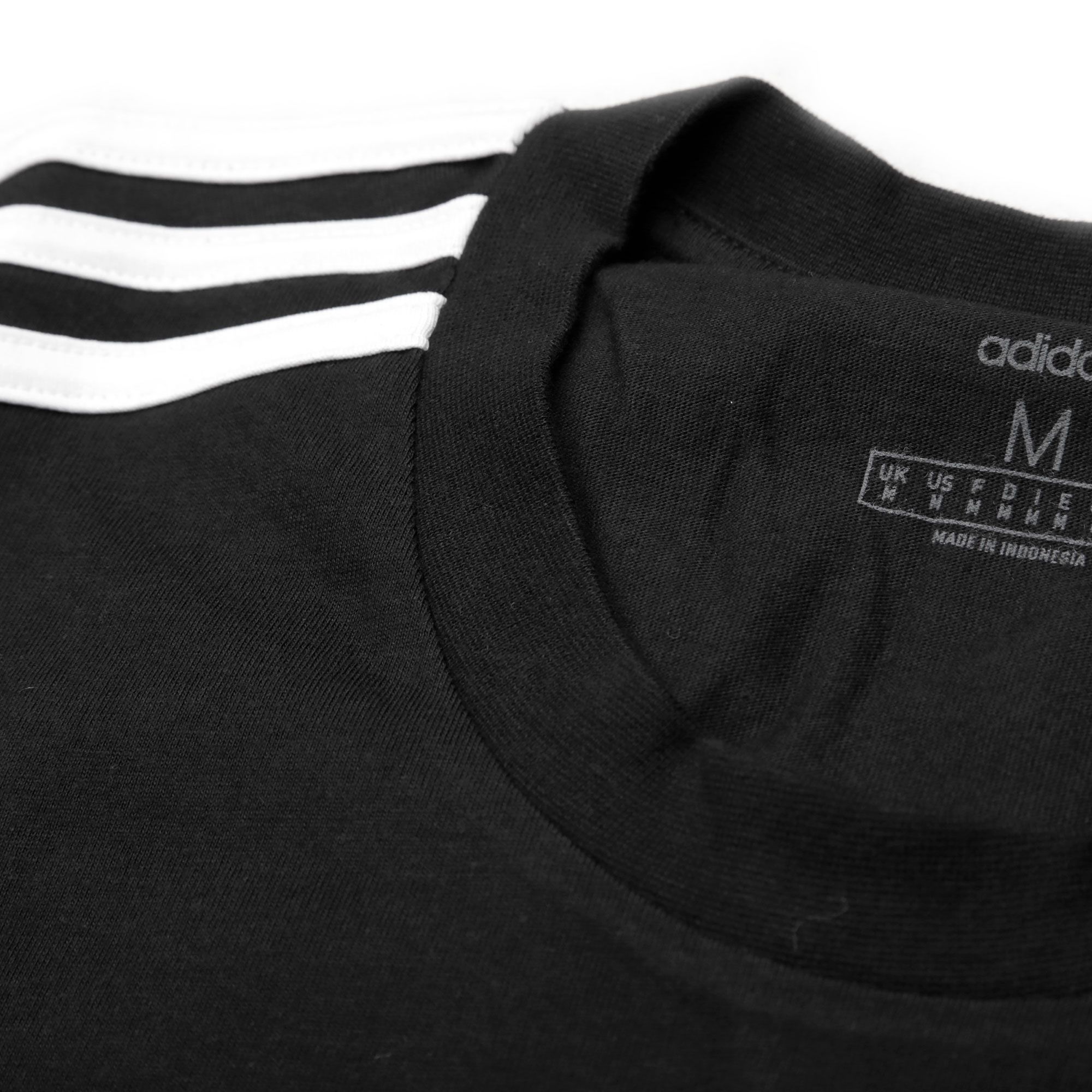 Camiseta Essentials Tres Bandas Negro - Fútbol Factory
