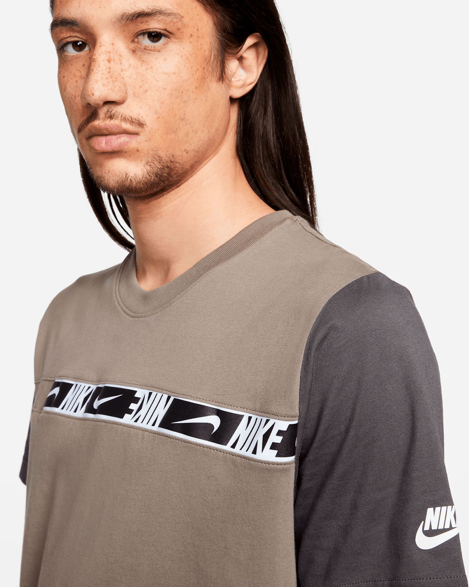 Camiseta Nike NSW Repeat - Fútbol Factory