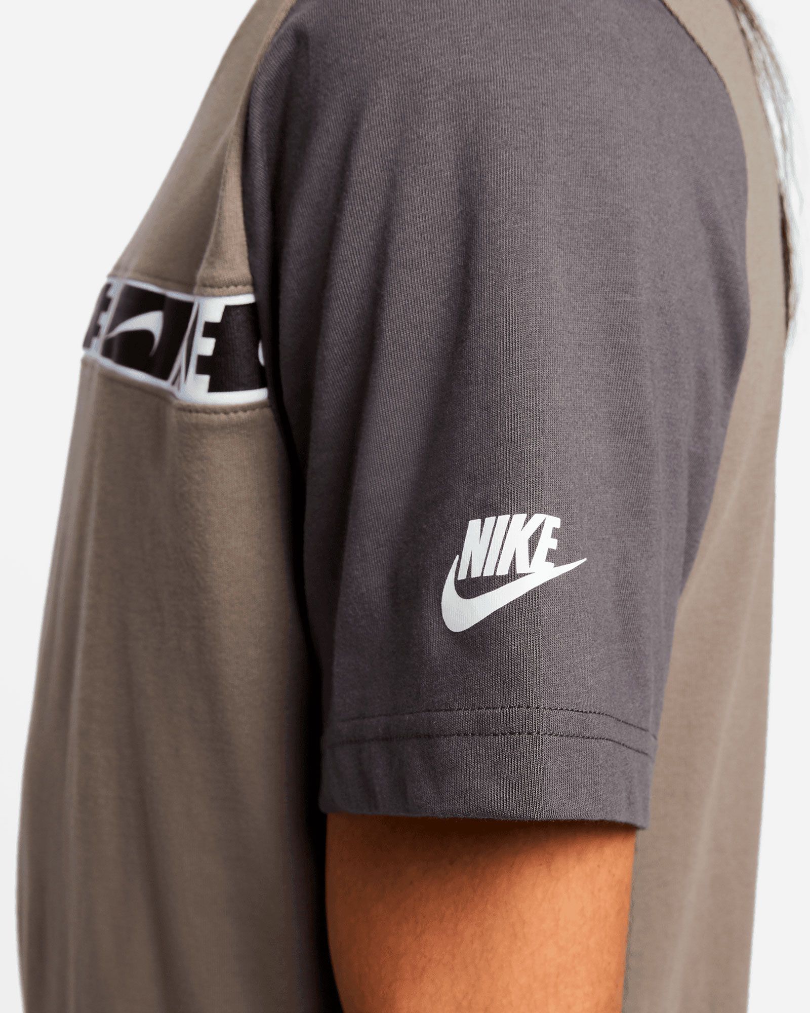Camiseta Nike NSW Repeat - Fútbol Factory