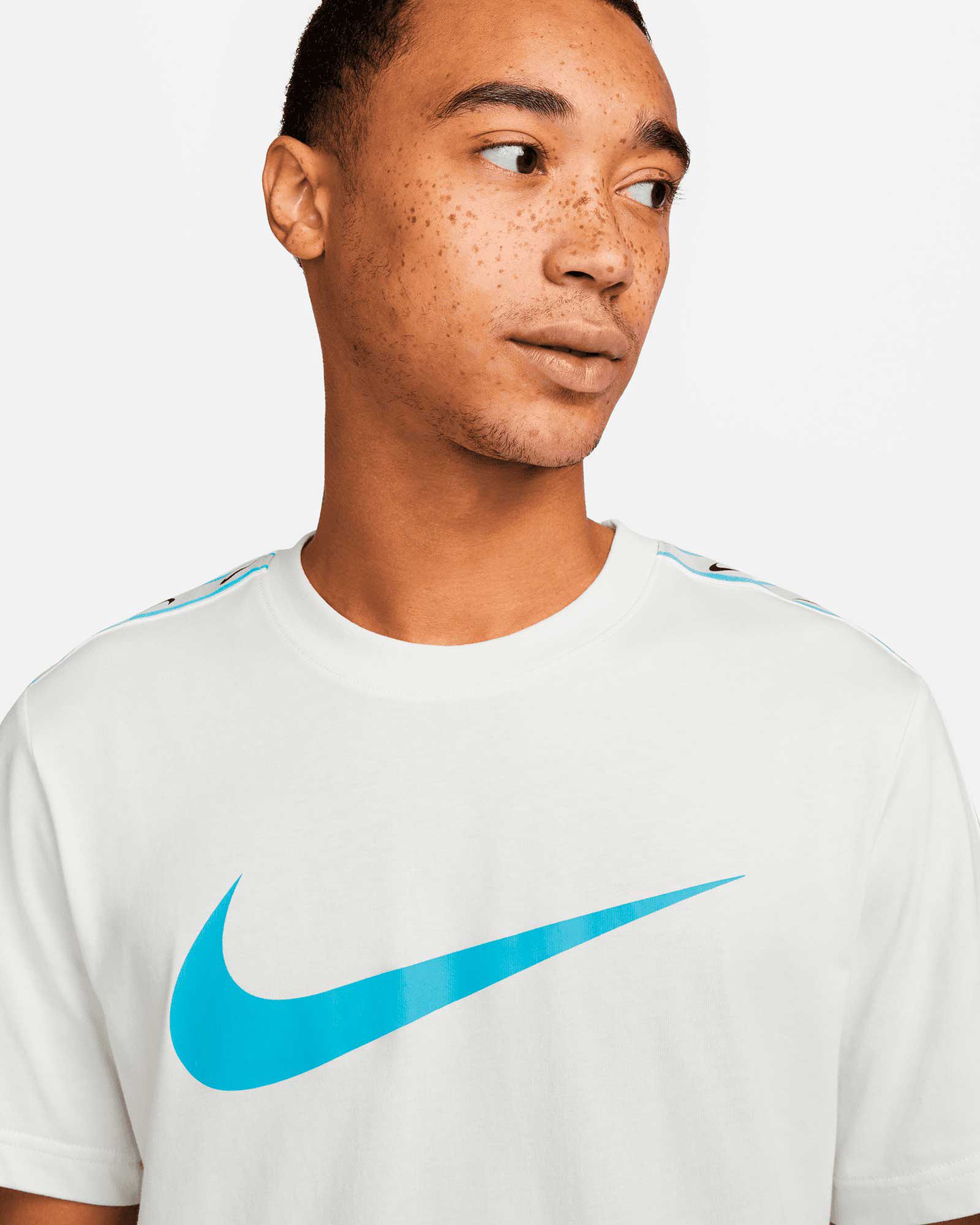 Camiseta Nike Sportswear Repeat  - Fútbol Factory