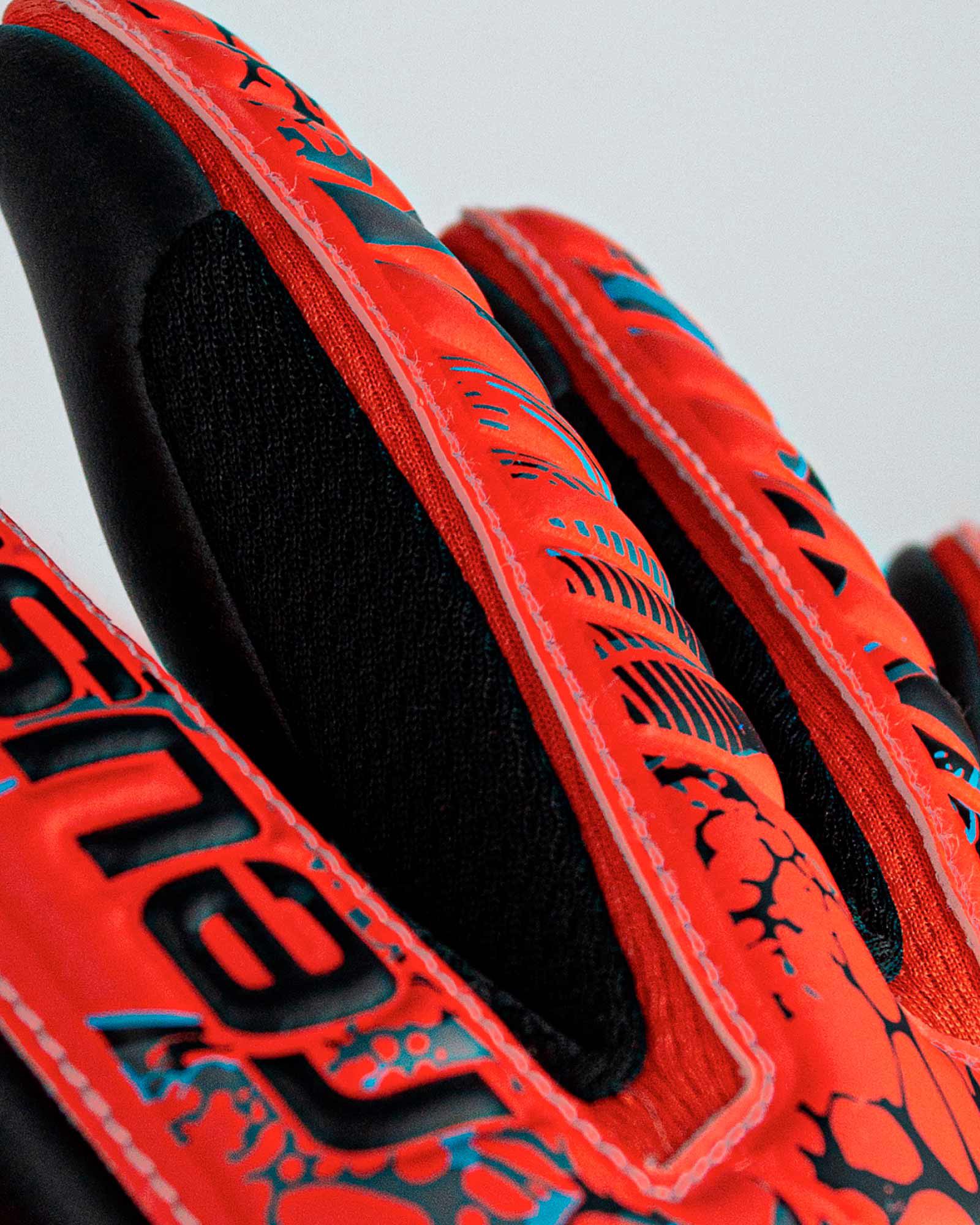 Guantes Reusch Attrakt Grip Evolution - Fútbol Factory