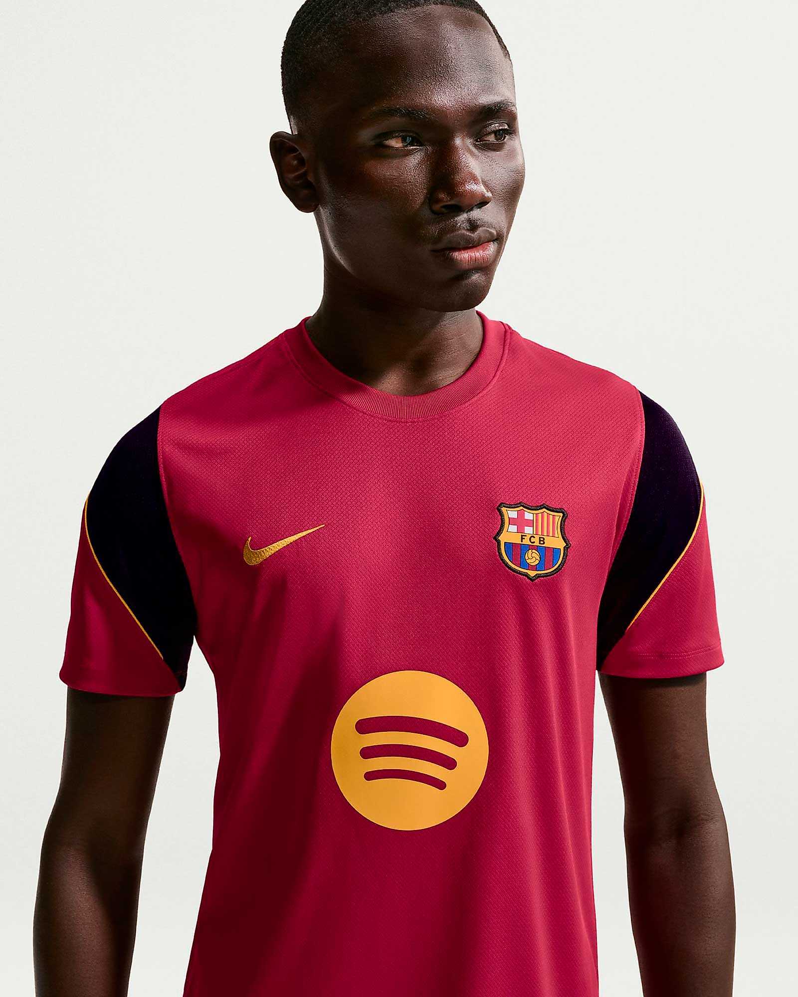 Camisola FC Barcelona Strike 2026/2027 Camisola FC Barcelona Strike 2026/2027 - Fútbol Factory