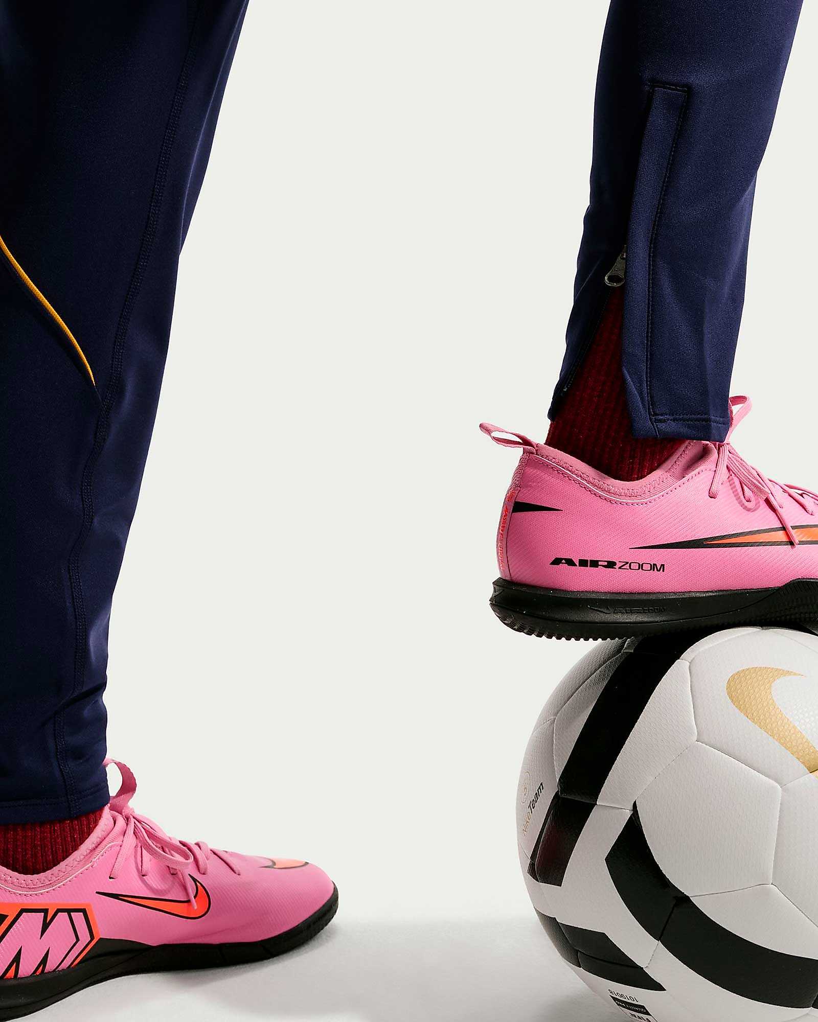 Pantalão comprido FC Barcelona 2026/2027 Strike Pantalão comprido FC Barcelona 2026/2027 Strike - Fútbol Factory