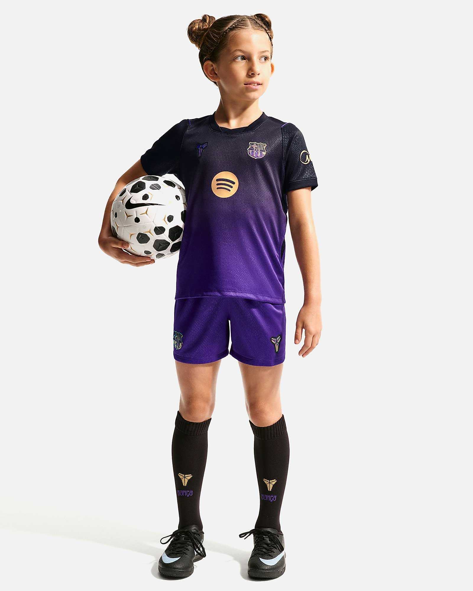 Conjunto 2ª FC Barcelona 2026/2027 Kobe Conjunto 2ª FC Barcelona 2026/2027 Kobe - Fútbol Factory