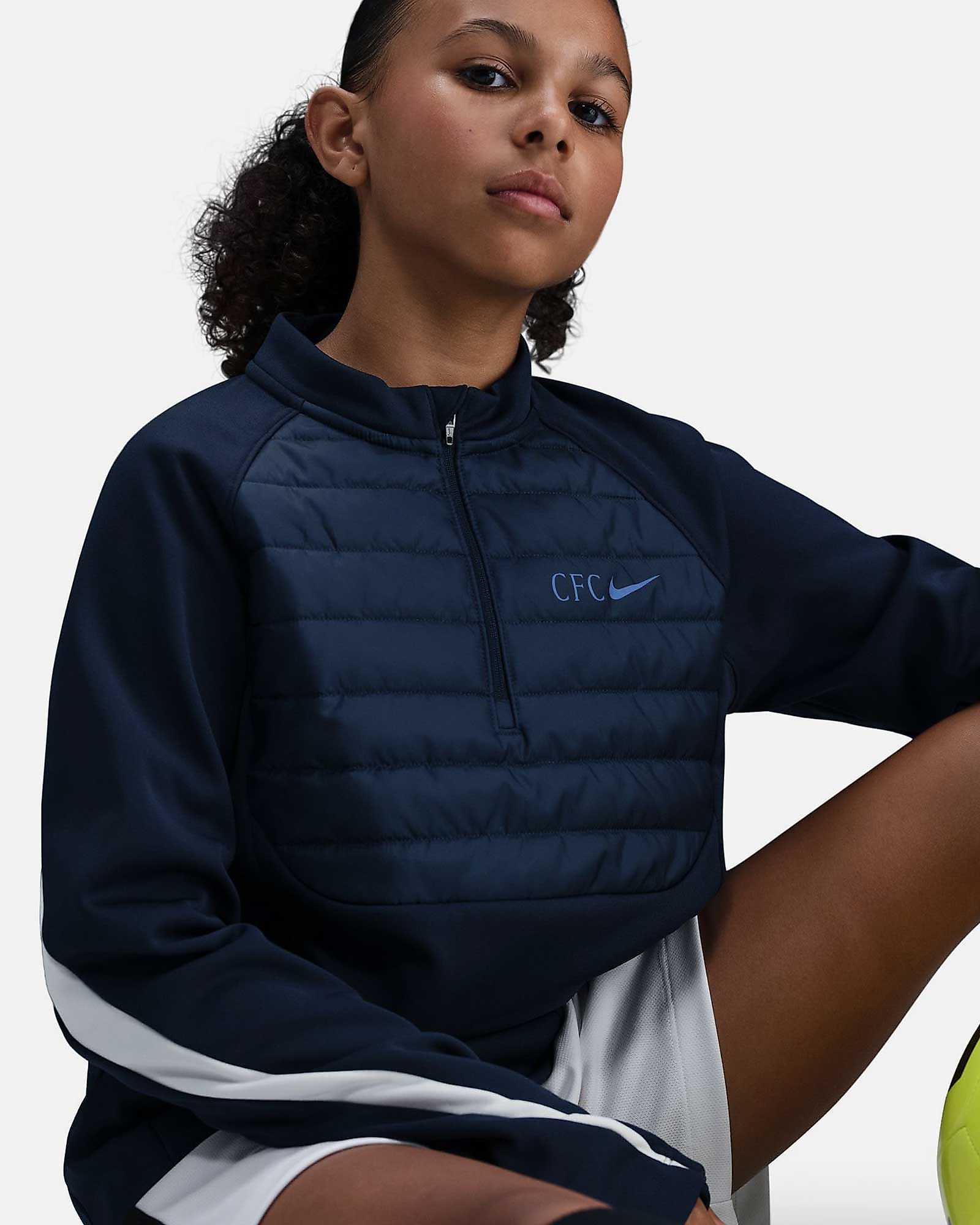 Sudadera Chelsea FC Academy 2025/2026 Winter Warrior Sudadera Chelsea FC Academy 2025/2026 Winter Warrior - Fútbol Factory